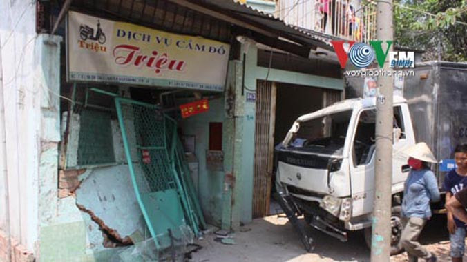 Hiện trường xe tải đâm sập nhà dân.