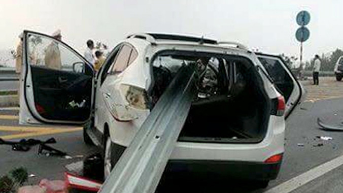 Tài xế chiếc xe đâm xuyên lan can bằng sắt trên cao tốc được cho là thiếu quan sát và đi không đúng làn đường. Ảnh: Otofun.