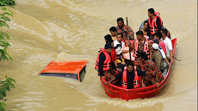 Người dân sơ tán khỏi vùng lũ.Nguồn: Yahoo News.