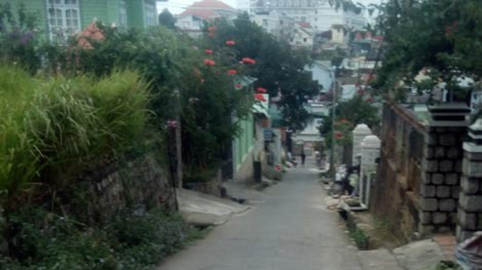 Đường dẫn vào nhà ông Hoàng Nờ.