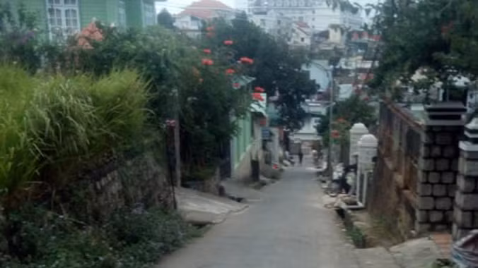 Đường dẫn vào nhà ông Hoàng Nờ.