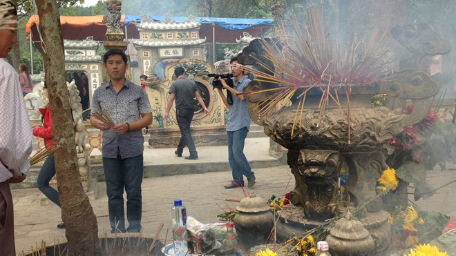 Cảnh nhếch nhác, lộn xộn thiếu tôn nghiêm