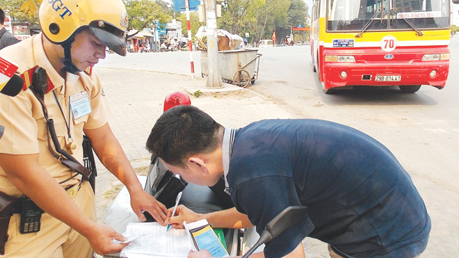 Ngoài mất thời gian, thủ tục xử phạt vi phạm giao thông hiện quá rườm rà. Ảnh: Trọng Đảng