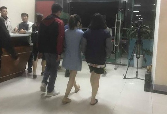 Nữ sinh là mẹ bé sơ sinh được đưa đi khỏi khu chung cư đêm hôm xảy ra sự việc.