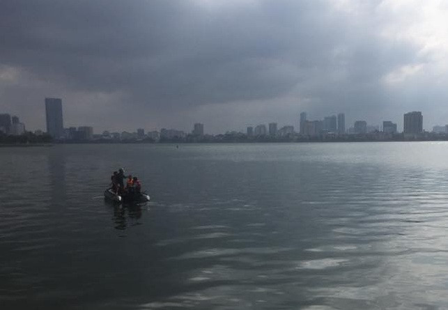 Lực lượng chức năng tìm kiếm nạn nhân mất tích.