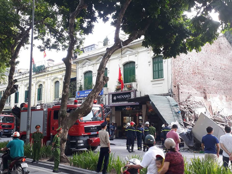 Tường ngôi nhà cạnh Hồ Gươm bất ngờ đổ sập