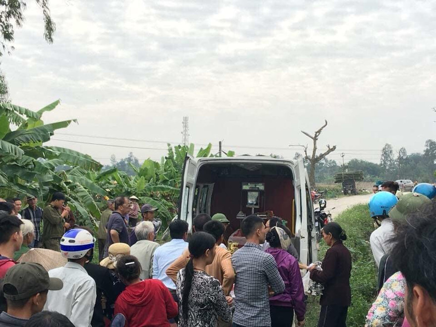 Nhiều người dân theo dõi vụ việc.