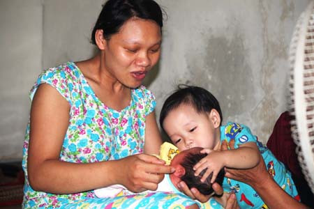 Chị Đặng Thị Chung - vợ chiến sĩ cảnh sát biển Phan Văn Định, 2 lần "vượt cạn" đều vắng chồng 