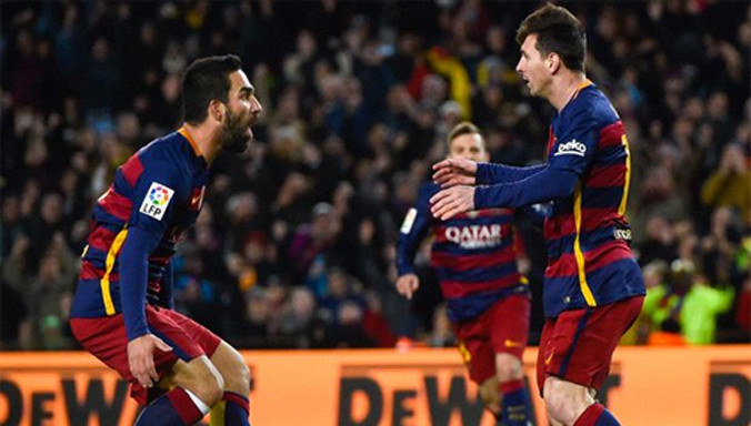 Tân binh Arda Turan chia vui với Messi sau bàn thắng trong hiệp một. Ảnh: Reuters.