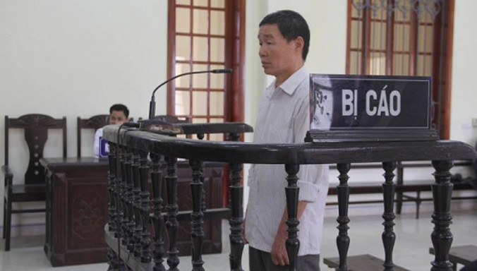 Bị cáo Vi Văn Dũng trước vành móng ngựa.