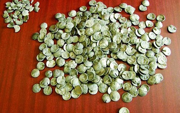 Dù được làm rất tinh vi và có giá trị lịch sử vào thời nay, nhưng đây thực chất là những đồng tiền giả và bị cấm lưu hành.