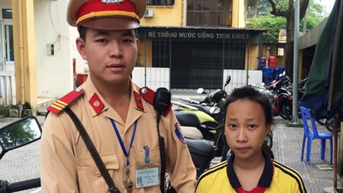 Thượng sĩ Thành tìm đến trường trao trả lại cặp sách cho em Phương