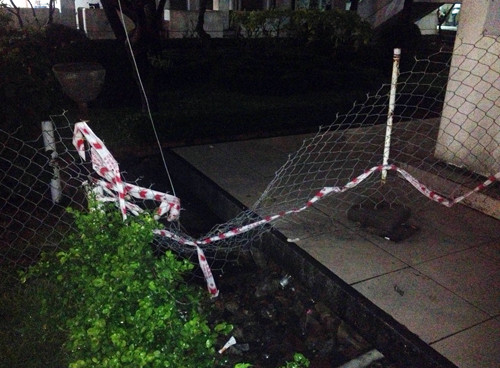 Nam thanh niên đã rơi từ lầu 9 bệnh viện xuống trúng vào hàng rào B40. Ảnh: Châu Thành