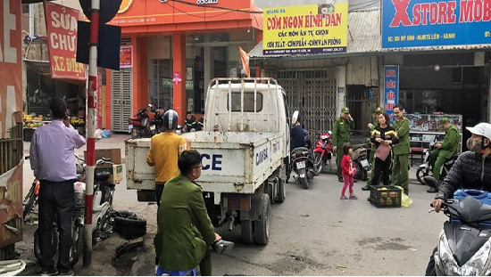 Bên ngoài căn nhà có kẻ nghi ngáo đá cố thủ. 