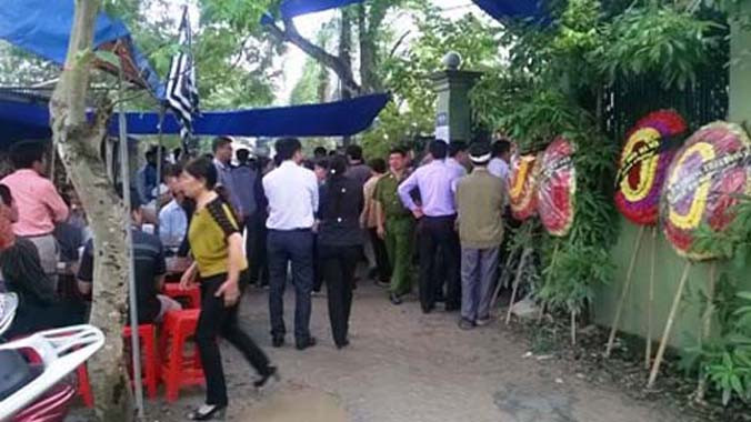 Đám tang chị Bích khiến người dân, đồng nghiệp thương xót.