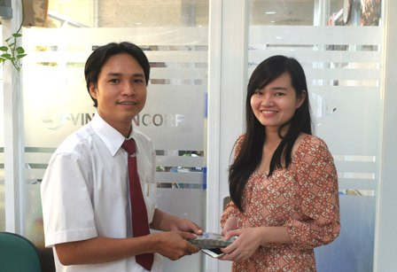 Chị Nguyễn Quốc Ái Nhi vui mừng nhận lại số tiền bỏ quên từ tài xế Lê Huy Quang.