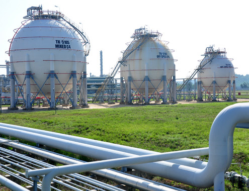 Bồn, bể chứa nhà máy lọc dầu Dung Quất. Ảnh: Trí Tín.