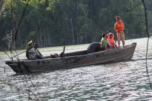 Lực lượng chức năng tìm kiếm các nạn nhân mất tích trên lòng hồ thủy điện Đồng Nai 4 ngày 9/11. Ảnh: Hoàng Trường.
