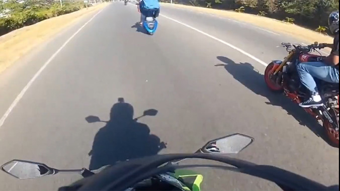 Biker bốc đầu thất bại, gây tai nạn cho bạn đi cùng đoàn