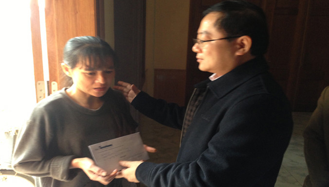 Trao quà cho chị Hân vợ anh Toanh. Ảnh Hoàng Rự.