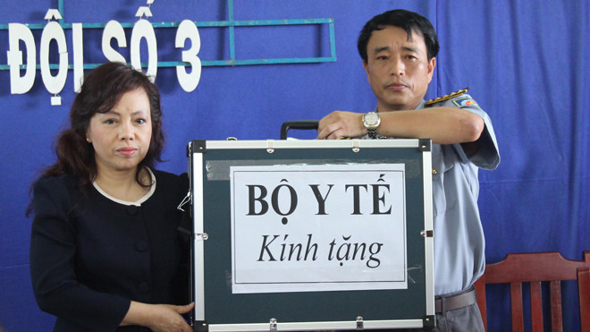 Bộ trưởng trao thuốc, trang thiết bị y tế cho kiểm ngư và ngư dân