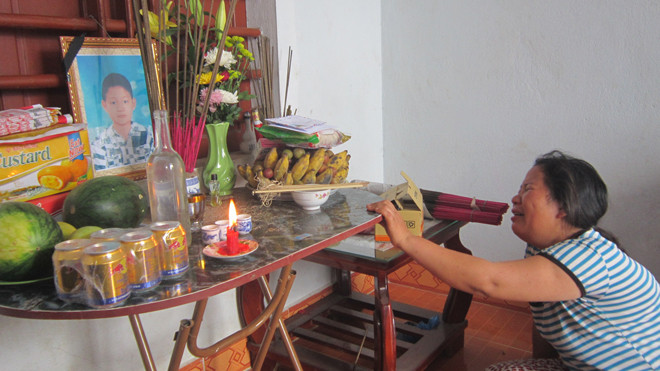  Chị Lê Thị Tâm (mẹ của Lê Huy Dương) khóc thương con. Ảnh: Hoàng Lam