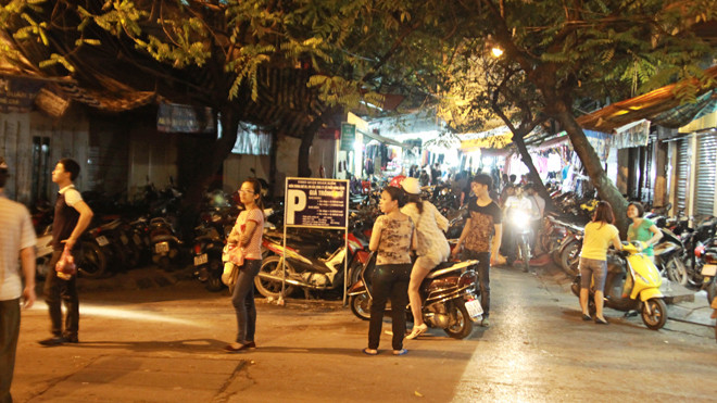 Bãi đỗ Gia Ngư bị lực lượng trông xe không phép “chặn đầu”