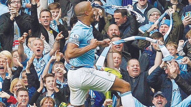 Đội trưởng Vincent Kompany ăn mừng bàn ấn định chiến thắng 2-0 giúp Man City đăng quang sau mùa giải nhiều kịch tính. Ảnh: Dailymail 