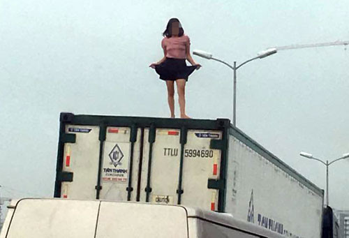 Người phụ nữ có hiểu hiện không bình thường nhảy múa, la hét trên thùng xe.