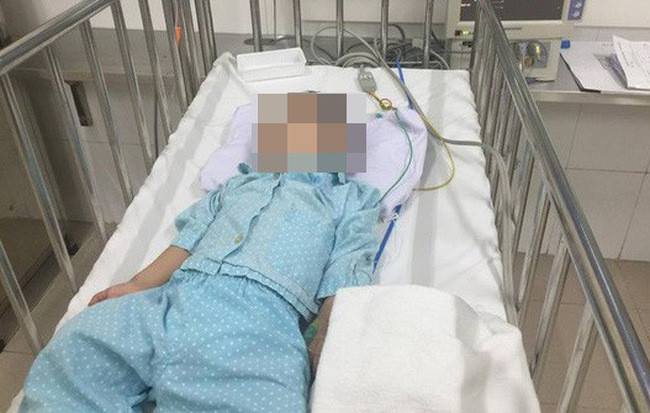 Cháu N.H.A. đang được cấp cứu tại bệnh viện