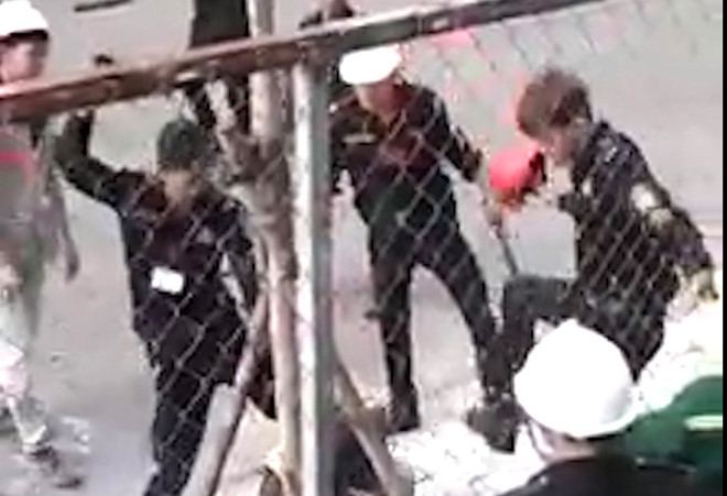 Nhóm bảo vệ lao vào đánh một thanh niên. Ảnh: Cắt từ clip