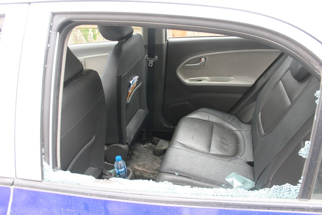 Cánh cửa ô tô bị đối tượng Phúc dùng đá đập bể