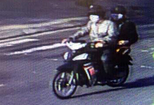 Hai nghi can bị camera trên đường ghi lại trước khi gây án. Ảnh: Công an cung cấp