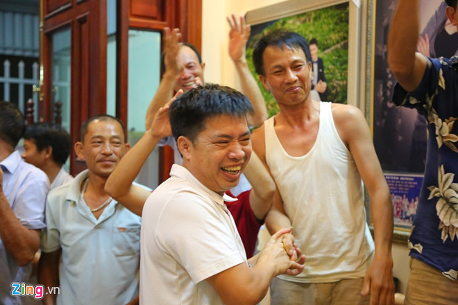 Bố Văn Toàn chia vui cùng mọi người sau khoảnh khắc con trai ghi bàn thắng quyết định