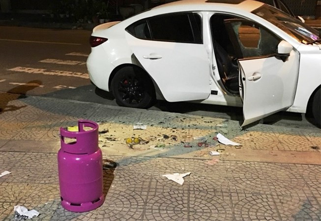 Ô tô bị vỡ nhiều phần do người đàn ông đập phá. Ảnh: CA