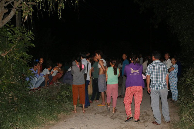 Người dân có mặt theo dõi lực lượng chức năng khám nghiệm hiện trường vụ án