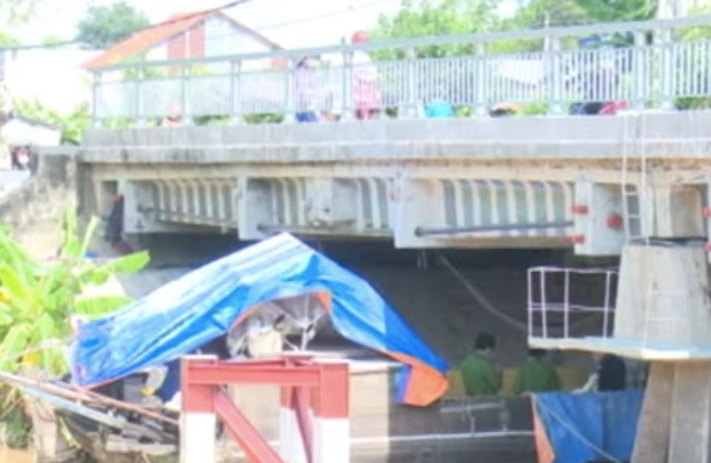 Cảnh sát khám nghiệm hiện trường. Ảnh: C.A.