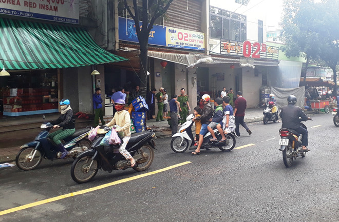 Công an khám nghiệm hiện trường vụ án