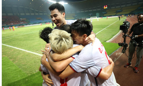 Các cầu thủ Việt Nam ăn mừng sau pha lập công của Văn Toàn trong trận Tứ kết