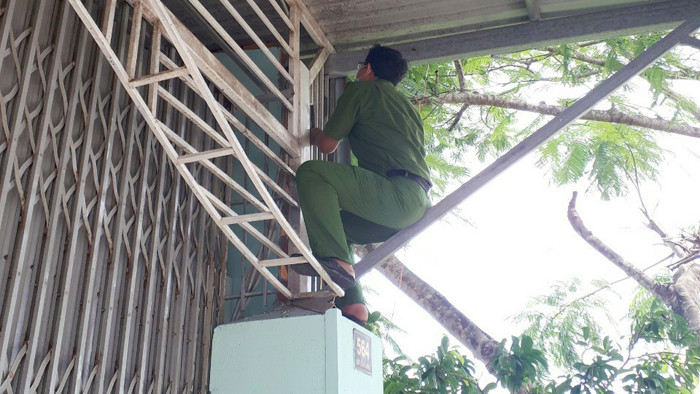 Công an khám nghiệm tìm dấu vết