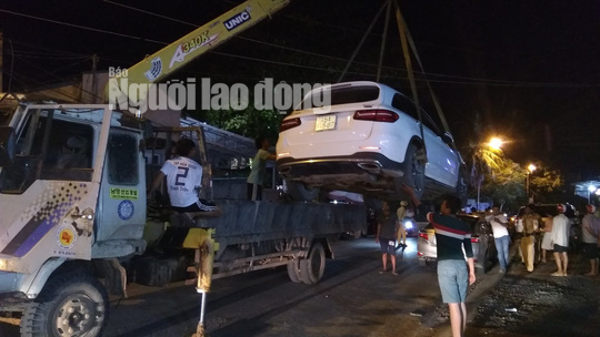 Lực lượng CSGT Công an huyện Phú Quốc cẩu ôtô biển số cực đẹp về trụ sở