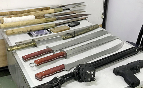 Nhiều hung khí của hai nhóm được thu giữ tại hiện trường