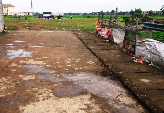 Khu sân bóng xã Quảng Phú, nơi thiếu niên 16 tuổi bị đâm chết khi đi xem trại hè