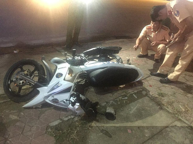 Chiếc xe công vụ của tổ tuần tra bị Sơn đâm lúc bỏ chạy