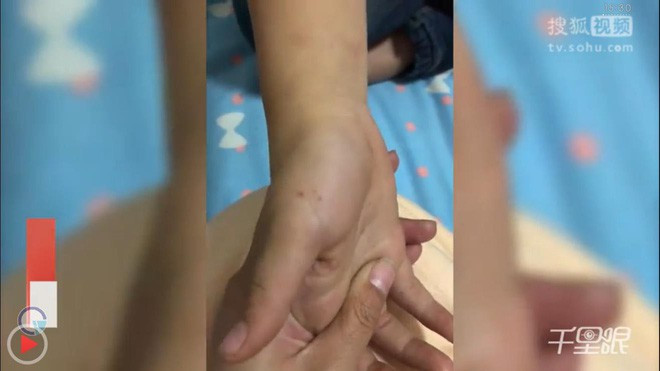 Hình ảnh trích từ đoạn clip do phụ huynh đăng tải. (Nguồn: sohu). 