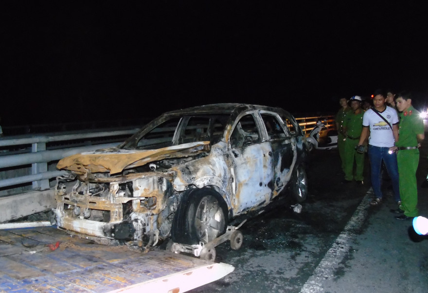 Hiện trường xe bị cháy trơ khung (Ảnh: Kim Hà).