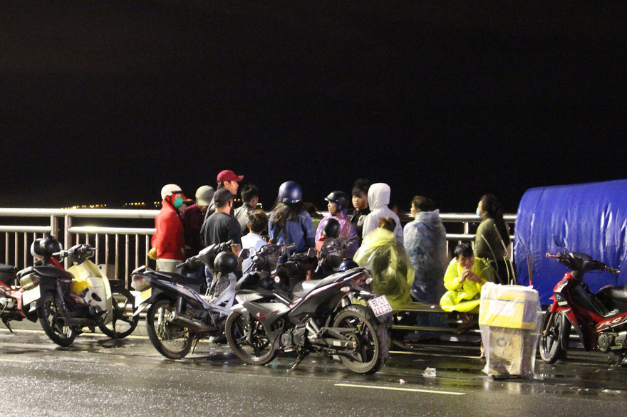 Nhiều người dân tập trung tại hiện trường vụ việc để theo dõi tung tích các nạn nhân 