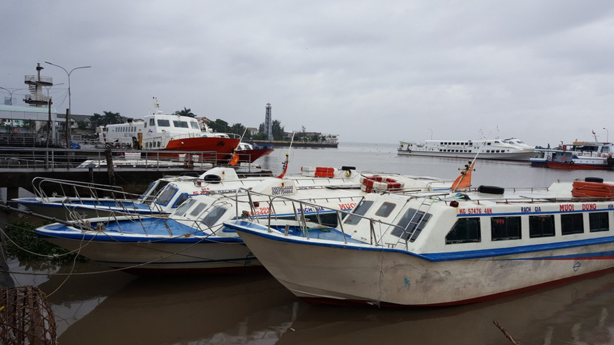 Tàu cao tốc nằm bờ, tránh áp thấp nhiệt đới tại cảng Rạch Giá sáng ngày 2/11. ẢNH: HỒNG LĨNH