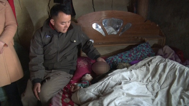 Em Đ. được người nhà đưa đi cấp cứu. Ảnh: DT