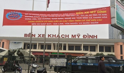 Bến xe Mỹ Đình liên tục phát thông báo qua loa, qua băng rôn để hành khách được biết về việc điều chuyển luồng tuyến